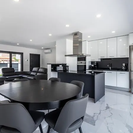 With 4 Bedrooms In With Private Pool Enclosed Garden And Wifi 4 Km From The Beach נאזרה