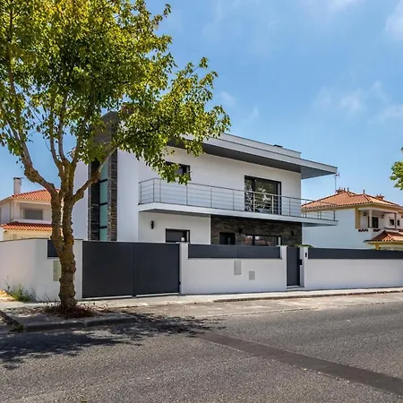 With 4 Bedrooms In With Private Pool Enclosed Garden And Wifi 4 Km From The Beach וילה