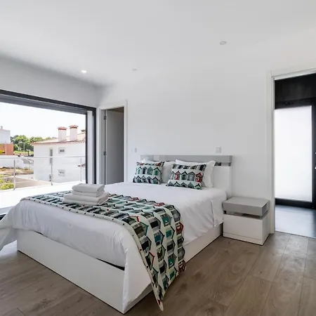 With 4 Bedrooms In With Private Pool Enclosed Garden And Wifi 4 Km From The Beach וילה נאזרה