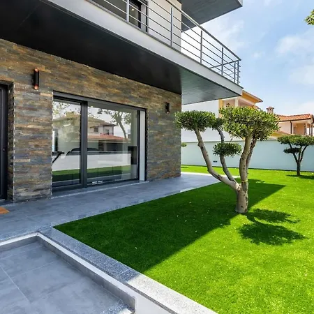 With 4 Bedrooms In With Private Pool Enclosed Garden And Wifi 4 Km From The Beach נאזרה