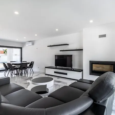 With 4 Bedrooms In With Private Pool Enclosed Garden And Wifi 4 Km From The Beach Villa