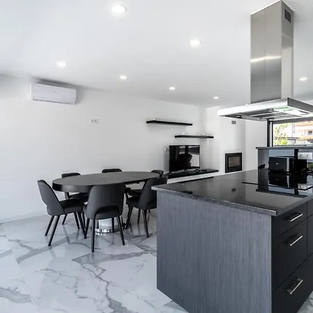 With 4 Bedrooms In With Private Pool Enclosed Garden And Wifi 4 Km From The Beach *