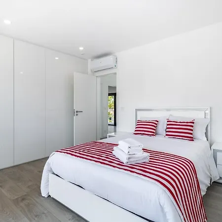 With 4 Bedrooms In With Private Pool Enclosed Garden And Wifi 4 Km From The Beach Nazaré