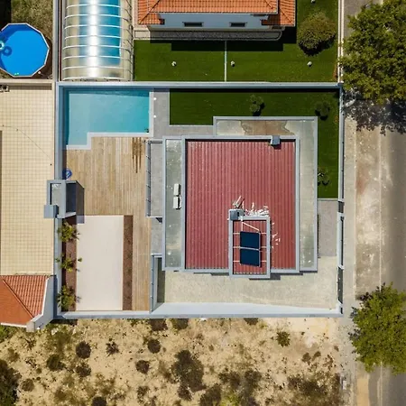 With 4 Bedrooms In With Private Pool Enclosed Garden And Wifi 4 Km From The Beach